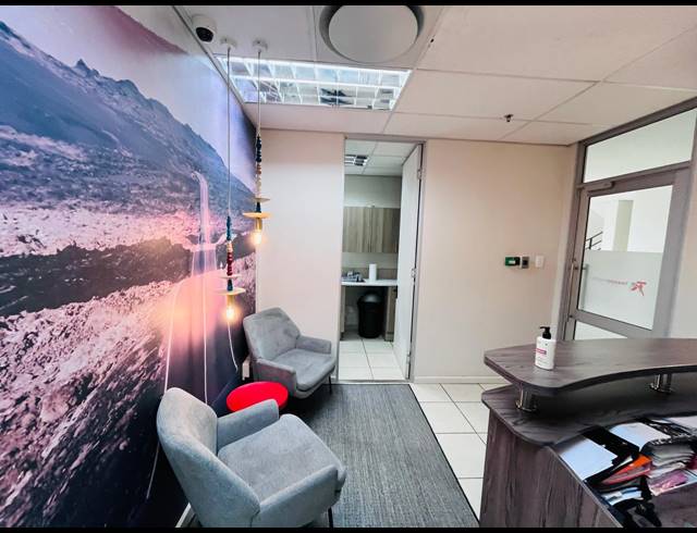 558M² OFFICE FOR SALE IN FOURWAYS